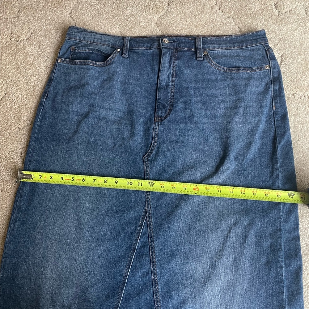 Ladies long denim skirt. - Picture 3 of 7